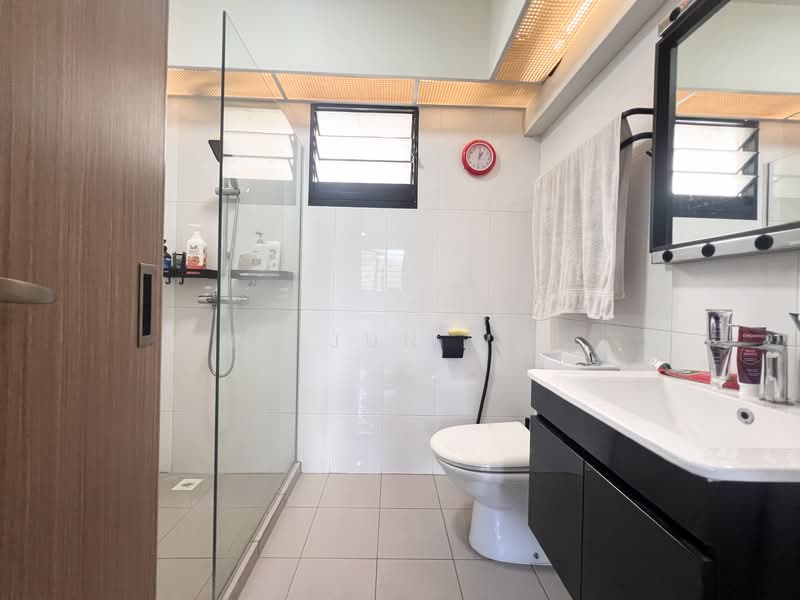 467A Bukit Batok West Avenue 9 HDB Flat For Sale at S$ 640,000 | PropertyGuru Singapore - Bathroom