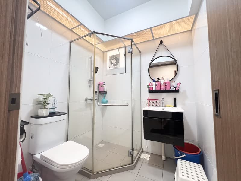 467A Bukit Batok West Avenue 9 HDB Flat For Sale at S$ 640,000 | PropertyGuru Singapore - Bathroom