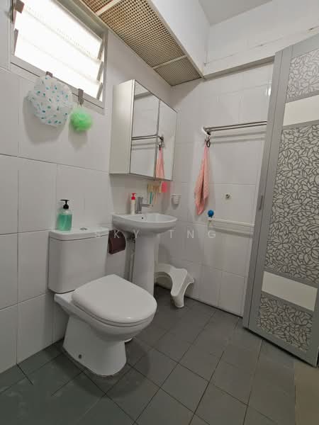 672B Yishun Avenue 4 HDB Flat For Sale at S$ 525,000 | PropertyGuru Singapore - Bathroom