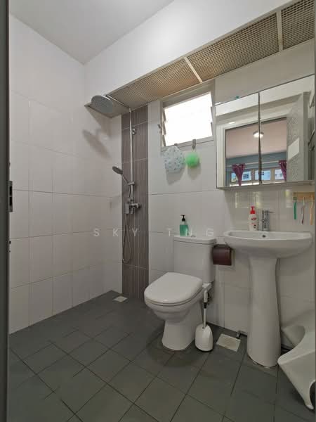 672B Yishun Avenue 4 HDB Flat For Sale at S$ 525,000 | PropertyGuru Singapore - Bathroom