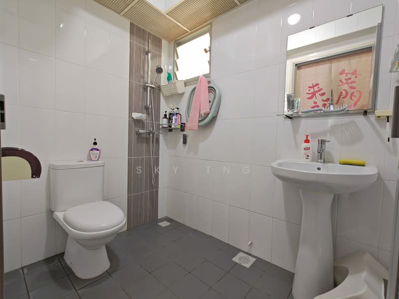 672B Yishun Avenue 4 HDB Flat For Sale at S$ 525,000 | PropertyGuru Singapore - Bathroom