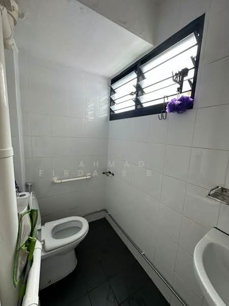 514 Bedok North Avenue 2 HDB Flat For Sale at S$ 330,000 | PropertyGuru Singapore - Bathroom