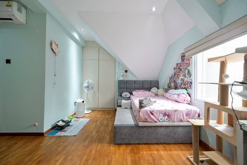 English Villas Cluster House For Sale at S$ 4,180,000 | PropertyGuru Singapore - Bedroom