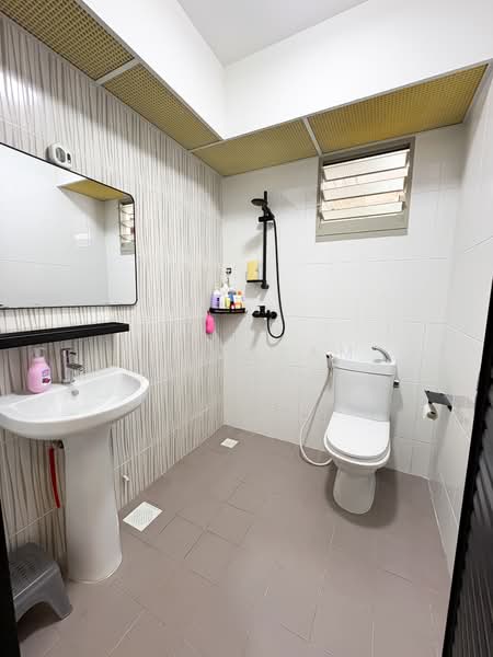 494G Tampines Street 45 HDB Flat For Sale at S$ 580,000 | PropertyGuru Singapore - Common Bathroom