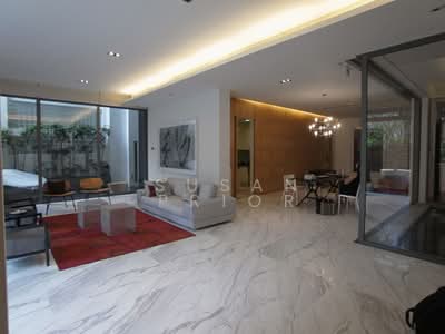 For Rent - The Lady on The Hill