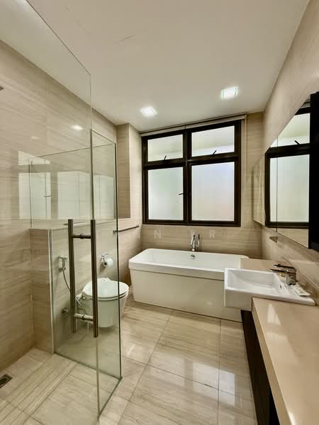 D10 Bukit Timah/Cypress Avenue/ near MGS primary School, Cypress Avenue, 4 Bedrooms, 4,000 sqft, Semi-Detached House For Rent, by Lynn Er, 500061957 - Bathroom - PropertyGuru.com.sg