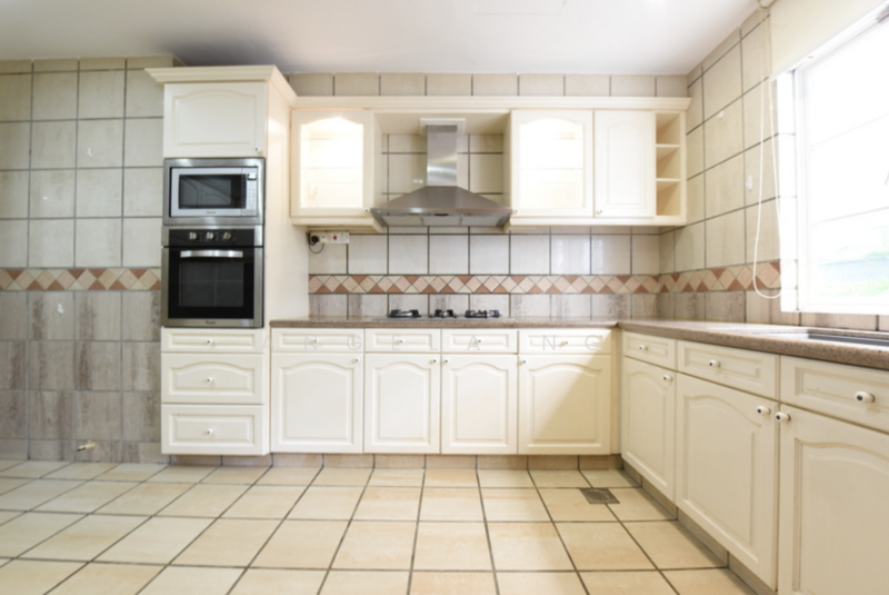 Gentle Villas, Gentle Drive, 5 Bedrooms, 7,382 sqft, Semi-Detached House For Rent, by Angela Ng, 500061959 - Kitchen - PropertyGuru.com.sg