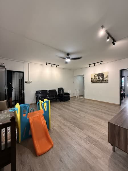 338 Jurong East Avenue 1 HDB Flat For Sale at S$ 550,000 | PropertyGuru Singapore - Living Room