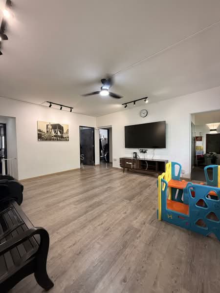 338 Jurong East Avenue 1 HDB Flat For Sale at S$ 550,000 | PropertyGuru Singapore - Living Room