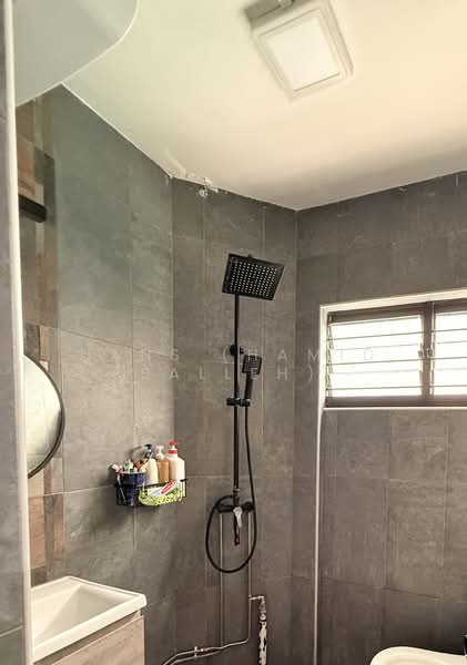 338 Jurong East Avenue 1 HDB Flat For Sale at S$ 550,000 | PropertyGuru Singapore - Bathroom