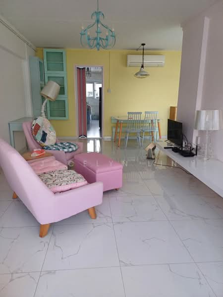 660 Hougang Avenue 8 HDB Flat For Sale at S$ 680,000 | PropertyGuru Singapore - Living Room