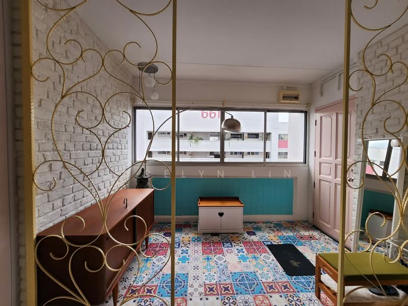 660 Hougang Avenue 8 HDB Flat For Sale at S$ 680,000 | PropertyGuru Singapore - Living Room