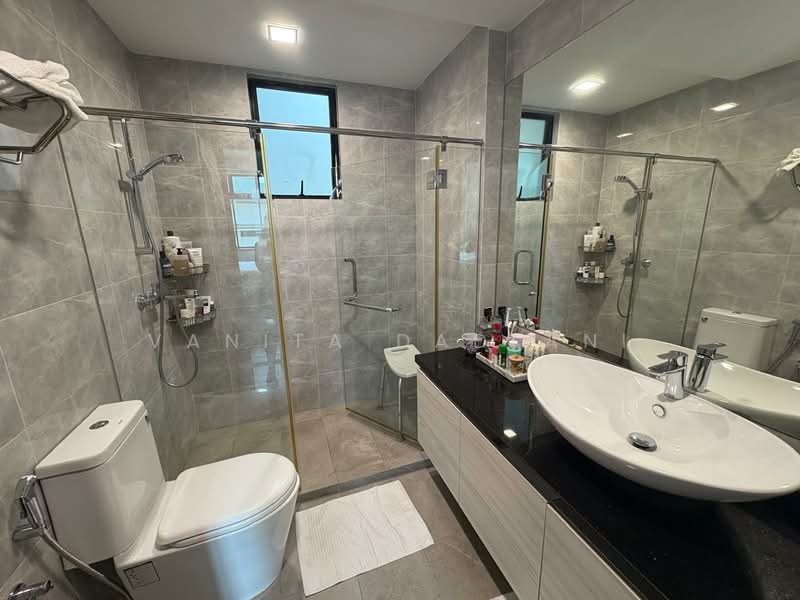 Spring Grove, 53 Grange Road, 2 Bedrooms, 1,012 sqft, Condominium For Rent, by Vanita Dadlani, 500062004 - Bathroom - PropertyGuru.com.sg