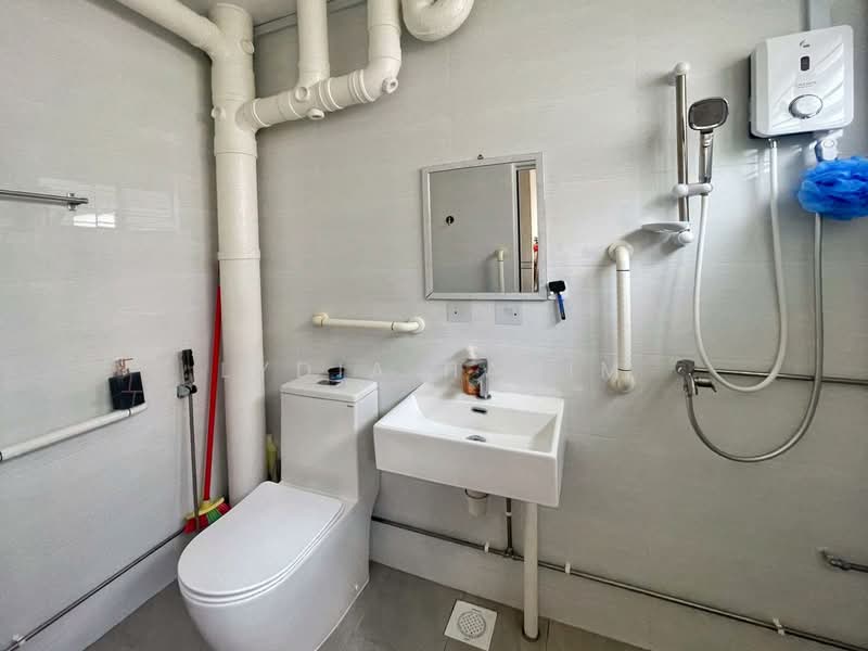 417 Pasir Ris Drive 6 HDB Flat For Sale at S$ 770,000 | PropertyGuru Singapore - Bathroom