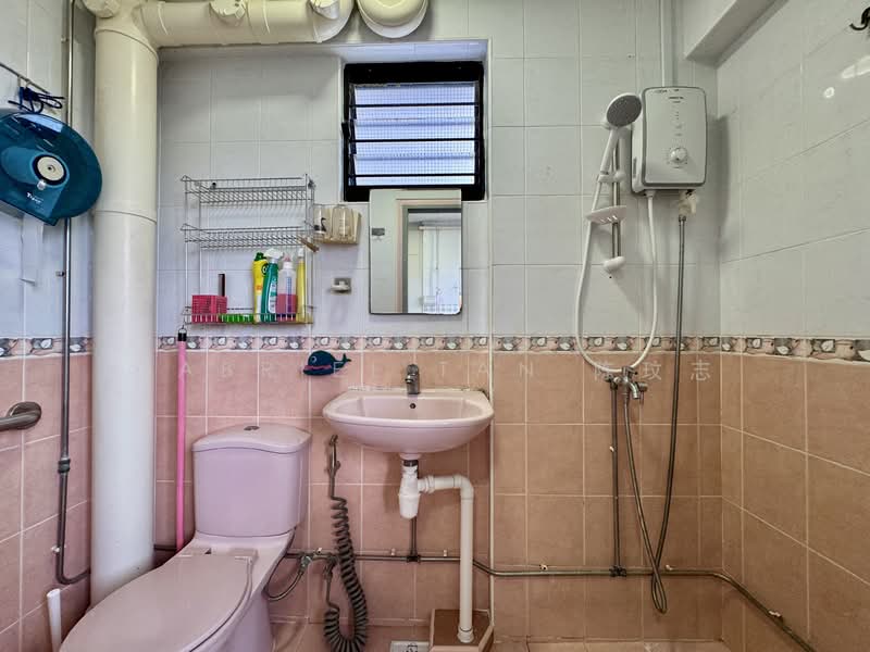 609 Ang Mo Kio Avenue 4, 609 Ang Mo Kio Avenue 4, 3 Bedrooms, 1,130 sqft, HDB Flat For Rent, by Gabriel Tan 陈玟志, 500062046 - Bathroom - PropertyGuru.com.sg