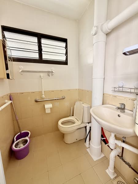 570 Ang Mo Kio Avenue 3, 570 Ang Mo Kio Avenue 3, 2 Bedrooms, 721 sqft, HDB Flat For Rent, by Kenny Seah 谢炳清, 500062150 - Bathroom - PropertyGuru.com.sg
