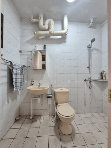 323 Sembawang Close HDB Flat For Sale at S$ 658,000 | PropertyGuru Singapore - Bathroom