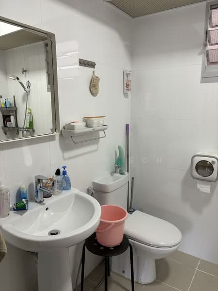 439C Bukit Batok West Avenue 8 HDB Flat For Sale at S$ 688,000 | PropertyGuru Singapore - Bathroom