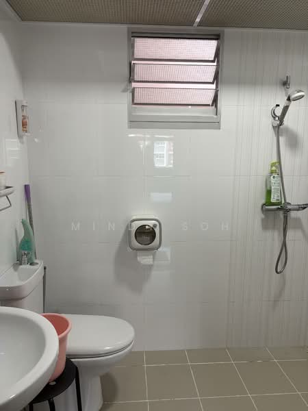 439C Bukit Batok West Avenue 8 HDB Flat For Sale at S$ 688,000 | PropertyGuru Singapore - Bathroom