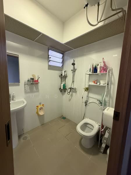 439C Bukit Batok West Avenue 8 HDB Flat For Sale at S$ 688,000 | PropertyGuru Singapore - Bathroom