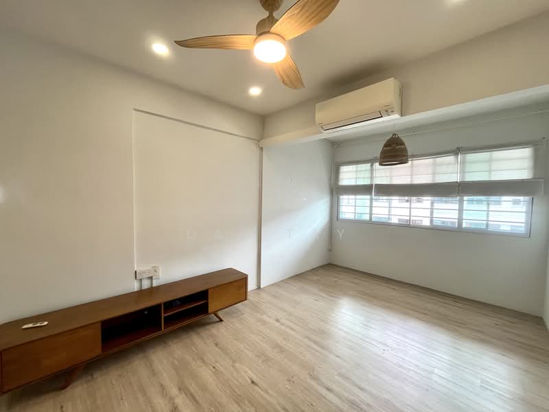 505 Woodlands Drive 14 HDB Flat For Sale at S$ 708,000 | PropertyGuru Singapore - Living Room