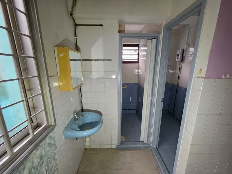 130 Marsiling Rise HDB Flat For Sale at S$ 371,000 | PropertyGuru Singapore - Bathroom