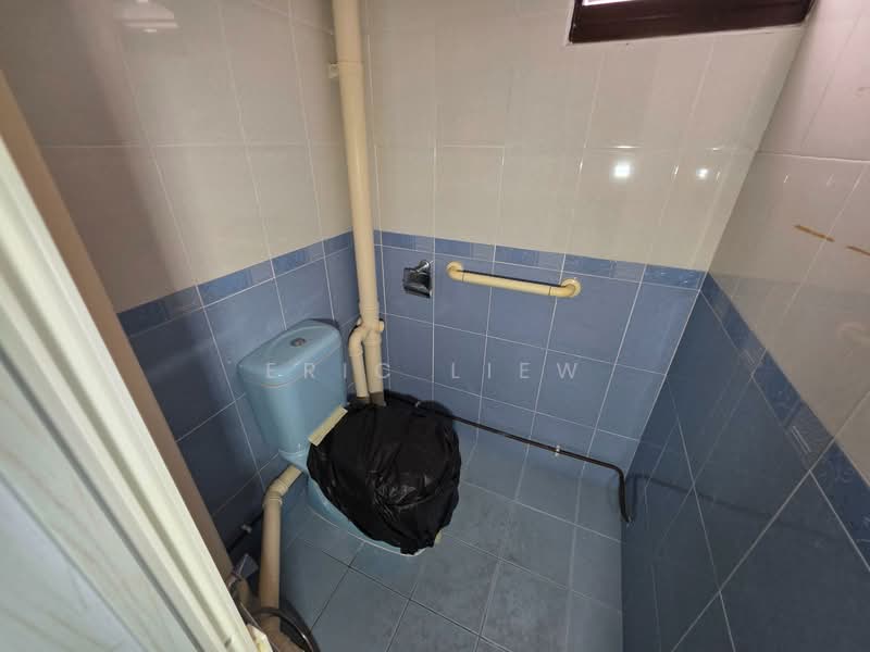 130 Marsiling Rise HDB Flat For Sale at S$ 371,000 | PropertyGuru Singapore - Bathroom