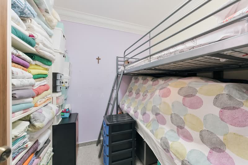 221 Bukit Batok East Avenue 3 HDB Flat For Sale at S$ 845,000 | PropertyGuru Singapore - Bedroom