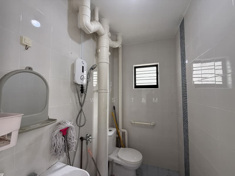 339 Bukit Batok Street 34 HDB Flat For Sale at S$ 515,000 | PropertyGuru Singapore - Bathroom