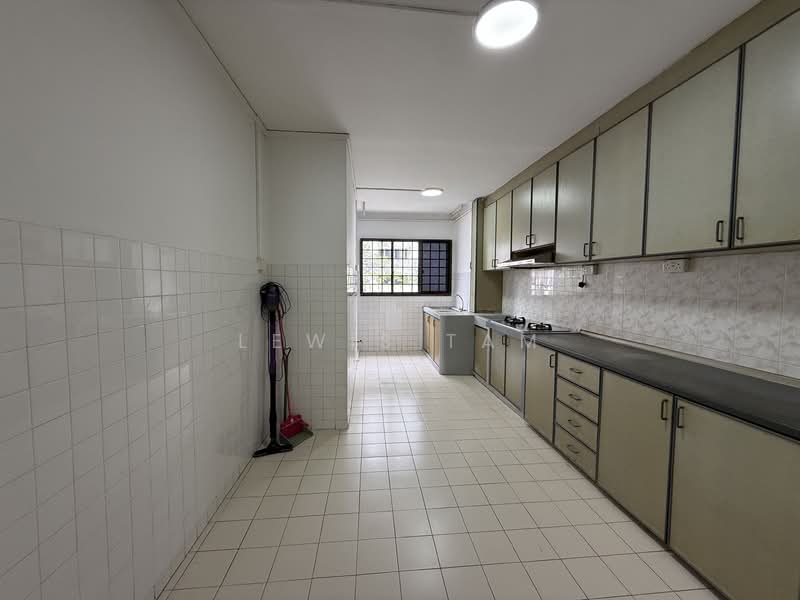 339 Bukit Batok Street 34 HDB Flat For Sale at S$ 515,000 | PropertyGuru Singapore - Kitchen
