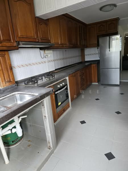 35 Chai Chee Avenue HDB Flat For Sale at S$ 495,000 | PropertyGuru Singapore - Kitchen