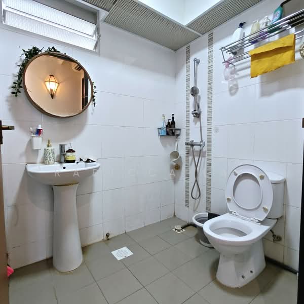 18C Circuit Road HDB Flat For Sale at S$ 1,120,000 | PropertyGuru Singapore - Common Bathroom