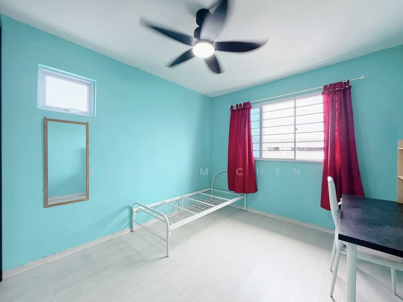 122 Bedok Reservoir Road HDB Flat For Sale at S$ 708,000 | PropertyGuru Singapore - Bedroom