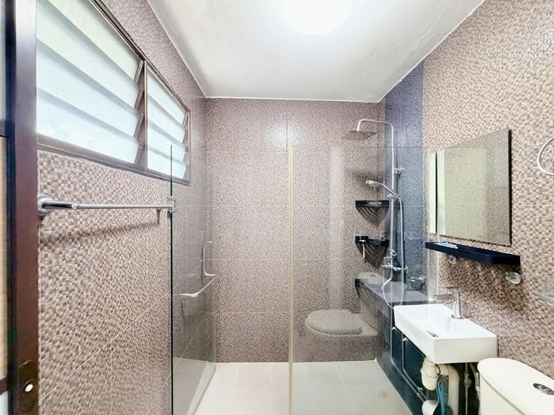 122 Bedok Reservoir Road HDB Flat For Sale at S$ 708,000 | PropertyGuru Singapore - Bathroom