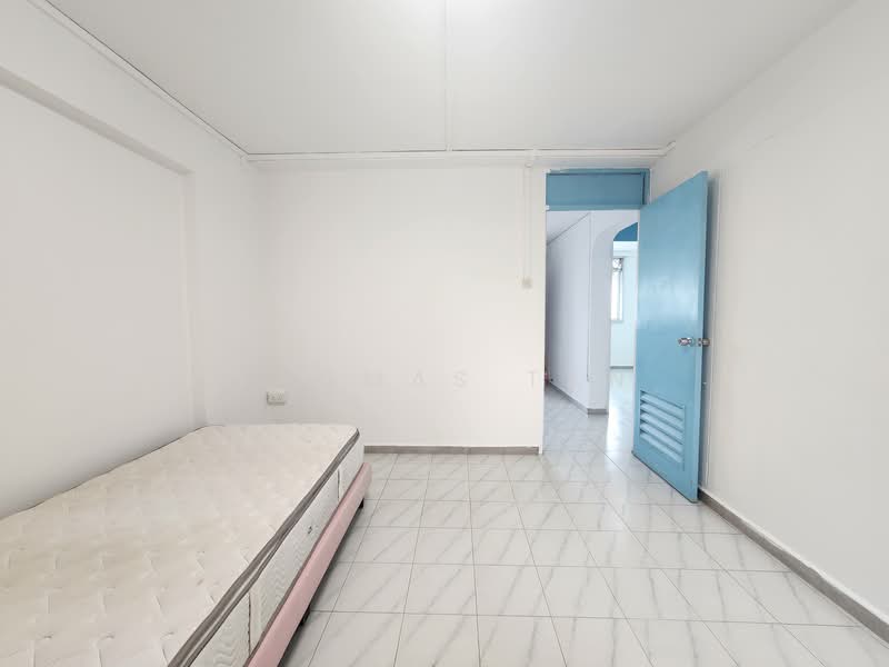 329 Serangoon Avenue 3 HDB Flat For Sale at S$ 638,000 | PropertyGuru Singapore - Master Bedroom