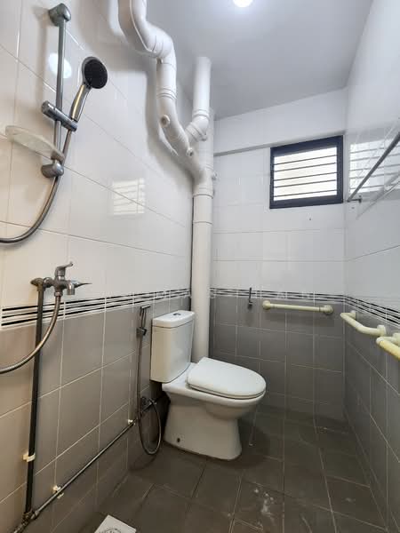 329 Serangoon Avenue 3 HDB Flat For Sale at S$ 638,000 | PropertyGuru Singapore - Master Bathroom Toilet