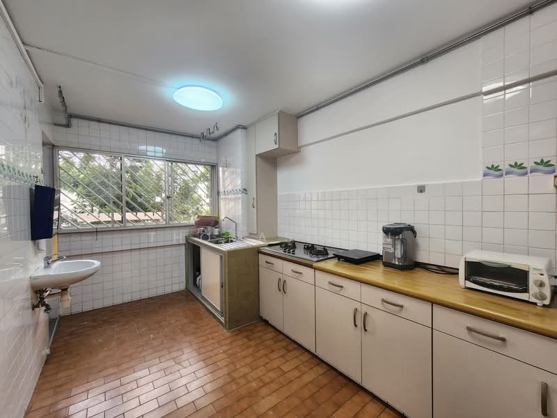 329 Serangoon Avenue 3 HDB Flat For Sale at S$ 638,000 | PropertyGuru Singapore - Kitchen