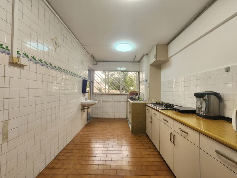 329 Serangoon Avenue 3 HDB Flat For Sale at S$ 638,000 | PropertyGuru Singapore - Kitchen
