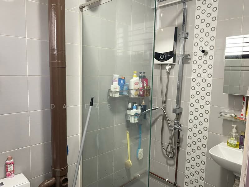 238 Jurong East Street 21 HDB Flat For Sale at S$ 738,888 | PropertyGuru Singapore - Bathroom