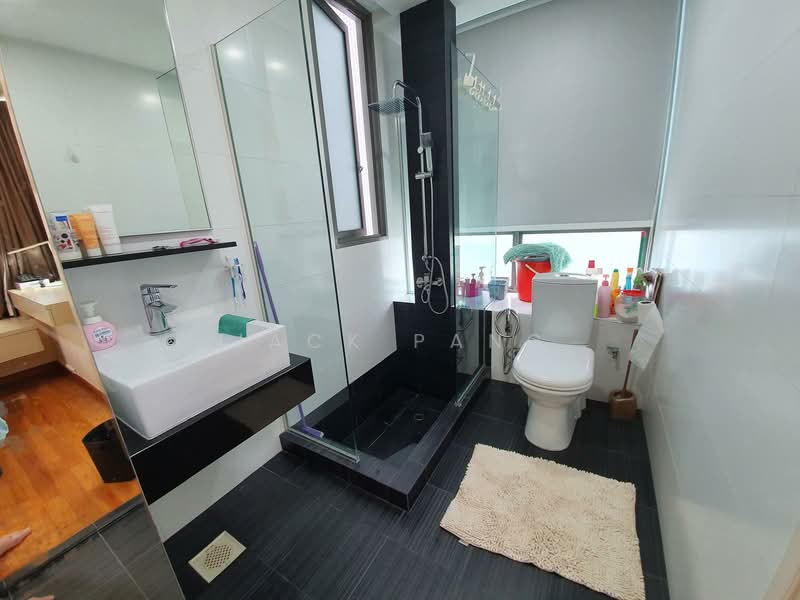 Newton Edge Condominium For Sale at S$ 1,200,000 | PropertyGuru Singapore - Bathroom