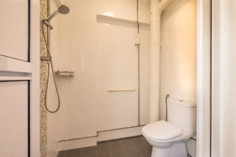 142 Serangoon North Avenue 1 HDB Flat For Sale at S$ 1,000,000 | PropertyGuru Singapore - Bathroom