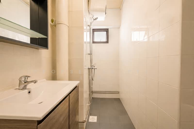 142 Serangoon North Avenue 1 HDB Flat For Sale at S$ 1,000,000 | PropertyGuru Singapore - Bathroom