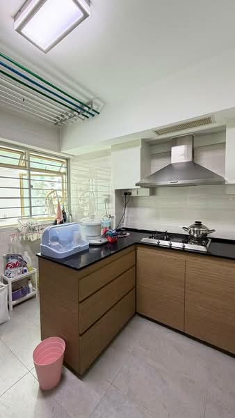 132 Edgedale Plains HDB Flat For Sale at S$ 608,000 | PropertyGuru Singapore - Kitchen