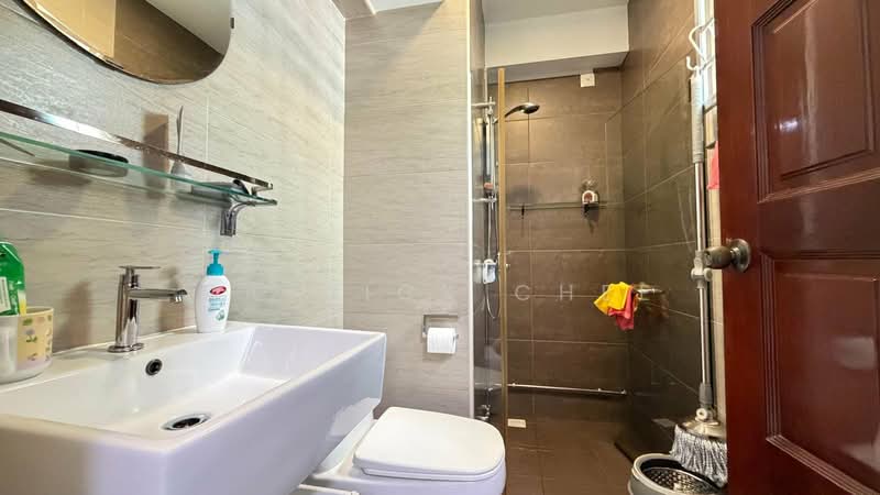 132 Edgedale Plains HDB Flat For Sale at S$ 608,000 | PropertyGuru Singapore - Bathroom
