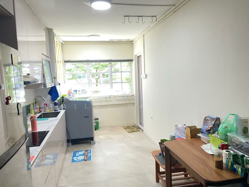 126 Bukit Batok Central HDB Flat For Sale at S$ 520,000 | PropertyGuru Singapore - Kitchen