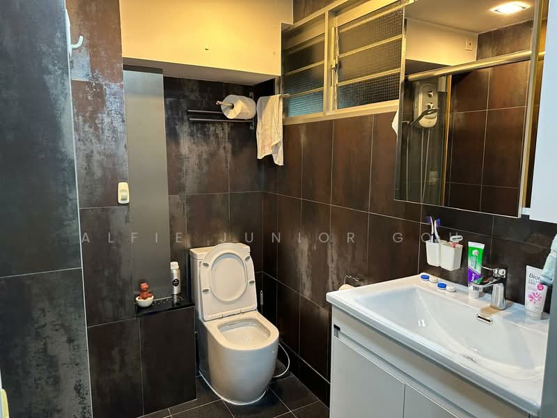 716 Ang Mo Kio Avenue 6 HDB Flat For Sale at S$ 890,000 | PropertyGuru Singapore - Bathroom