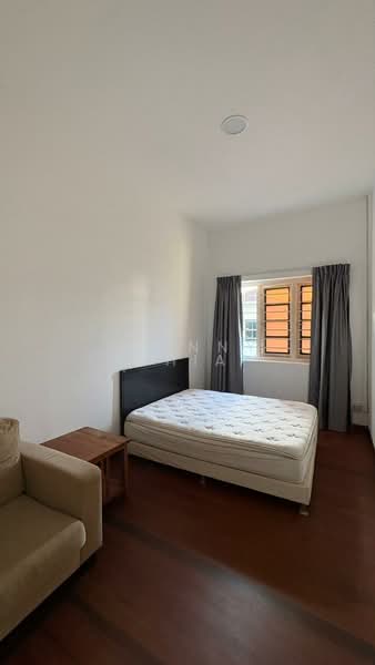Lowland Road, Kovan Road. Near to Kovan MRT, , 2 Bedrooms, 915 sqft, Apartment For Rent, by Johnny Chia, 500062452 - Bedroom - PropertyGuru.com.sg