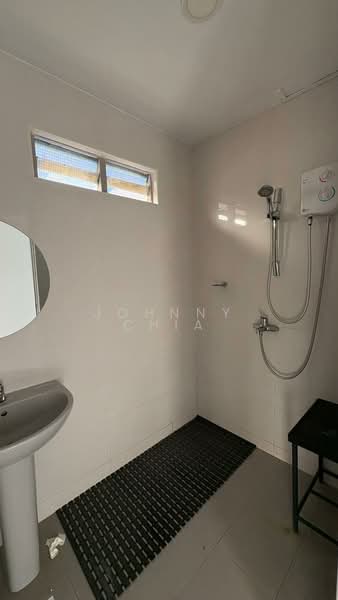 Lowland Road, Kovan Road. Near to Kovan MRT, , 2 Bedrooms, 915 sqft, Apartment For Rent, by Johnny Chia, 500062452 - Bathroom - PropertyGuru.com.sg