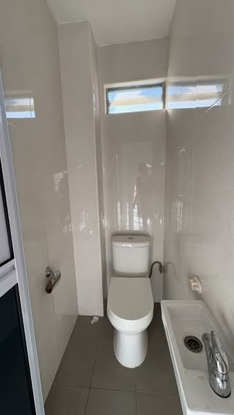 Lowland Road, Kovan Road. Near to Kovan MRT, , 2 Bedrooms, 915 sqft, Apartment For Rent, by Johnny Chia, 500062452 - Bathroom - PropertyGuru.com.sg