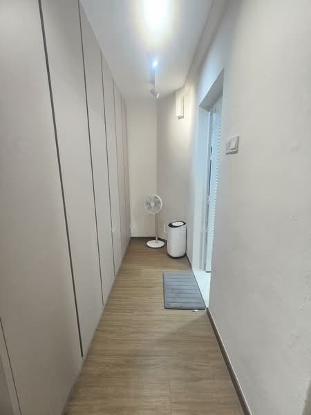 Ivory Heights, Jurong East Street 13, 3 Bedrooms, 1,701 sqft, Condominium For Sale, by Ivy Lew, 500062456 - Master bedroom walk-in closet - PropertyGuru.com.sg